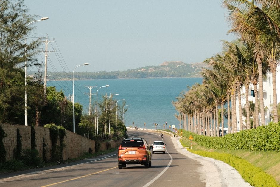 Khoảng cách từ sân bay Cam Ranh đến trung tâm thành phố Nha Trang là bao xa và cách di chuyển nhanh nhất?