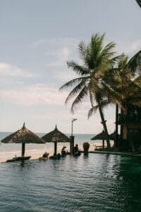 Review khách sạn sát biển Cam Ranh: Cẩm nang chọn chốn nghỉ dưỡng lý tưởng - Khách sạn Nha Trang